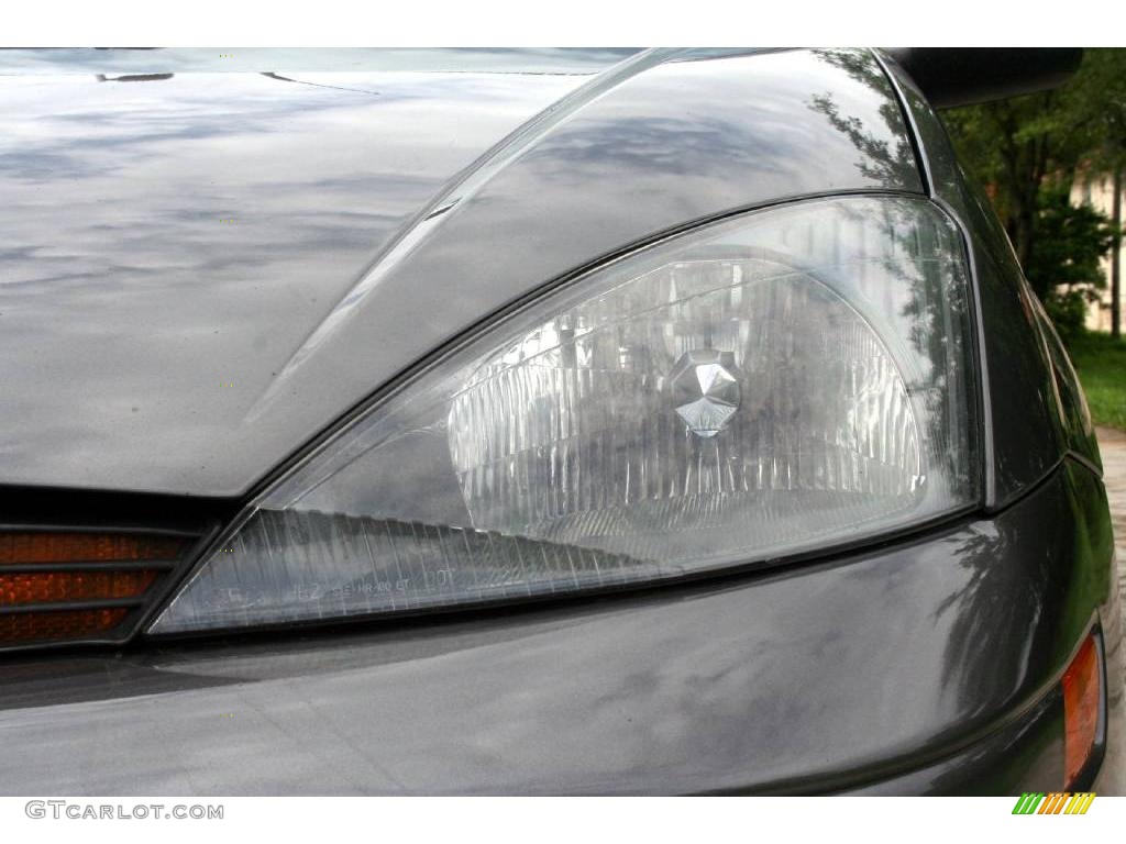 2003 Focus SE Sedan - Liquid Grey Metallic / Medium Graphite photo #22