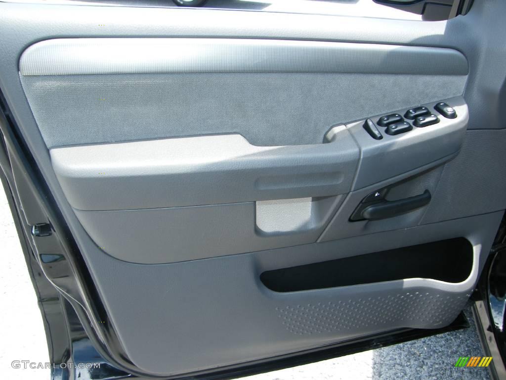 2004 Explorer XLT 4x4 - Black / Midnight Grey photo #17