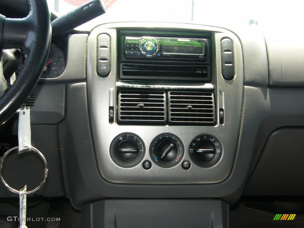 2004 Explorer XLT 4x4 - Black / Midnight Grey photo #20