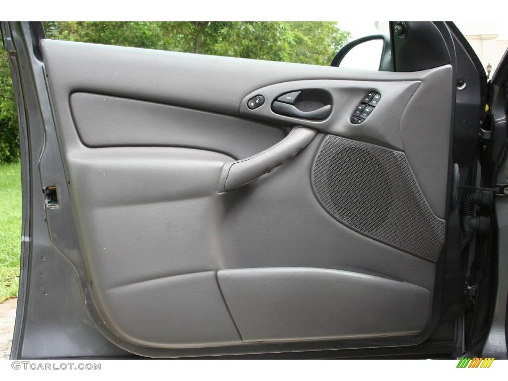 2003 Focus SE Sedan - Liquid Grey Metallic / Medium Graphite photo #31