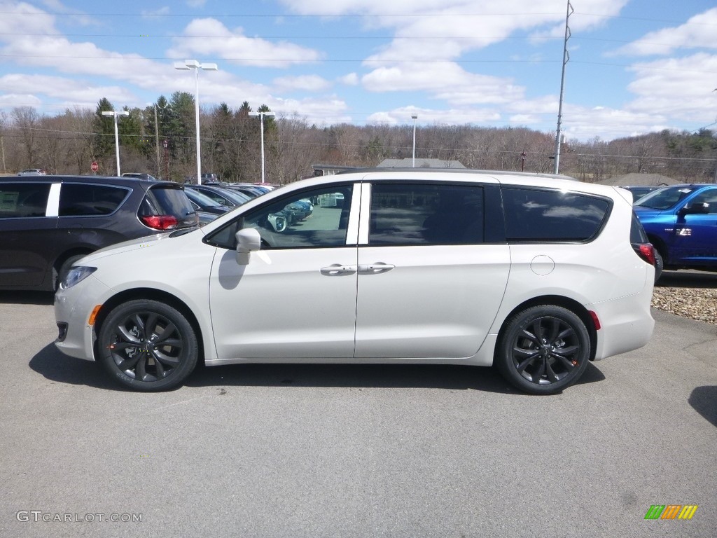 Luxury White Pearl 2019 Chrysler Pacifica Touring L Exterior Photo #132648121