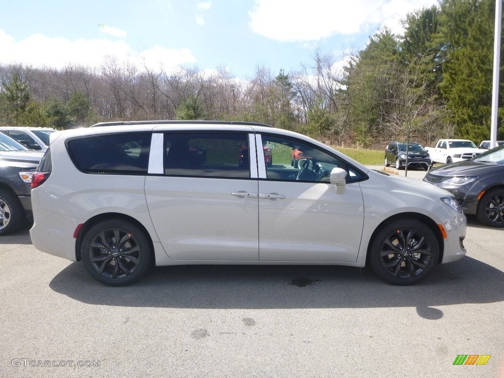 Luxury White Pearl 2019 Chrysler Pacifica Touring L Exterior Photo #132648208