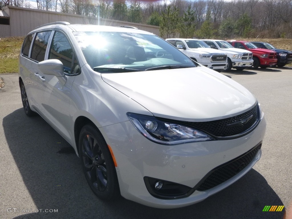 Luxury White Pearl 2019 Chrysler Pacifica Touring L Exterior Photo #132648223