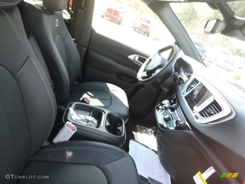 Black/Black Interior 2019 Chrysler Pacifica Touring L Photo #132648280