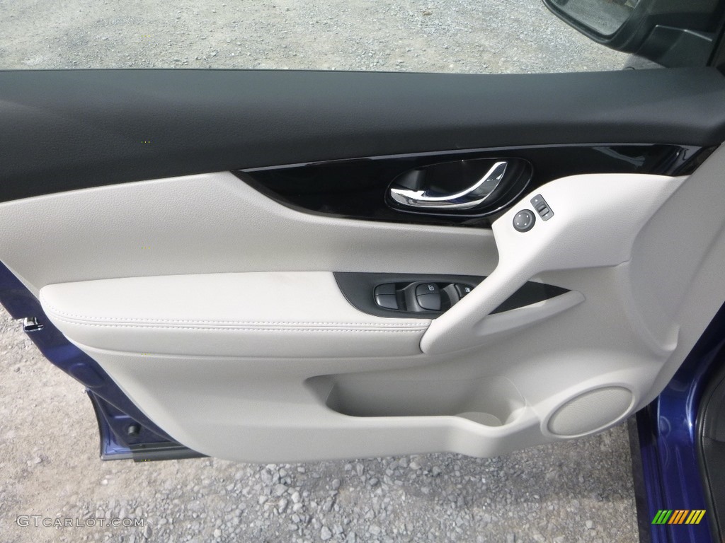 2019 Nissan Rogue Sport SV Light Gray Door Panel Photo #132663066