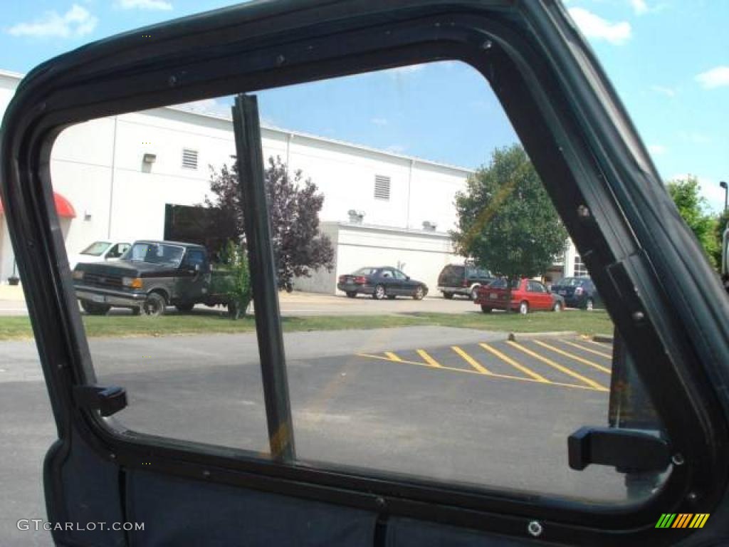 1997 Wrangler SE 4x4 - Flame Red / Gray photo #9