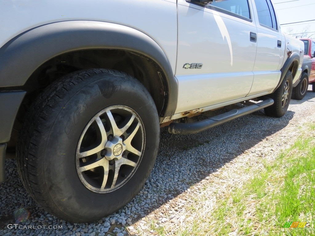 2004 S10 LS Crew Cab 4x4 - Summit White / Graphite photo #6