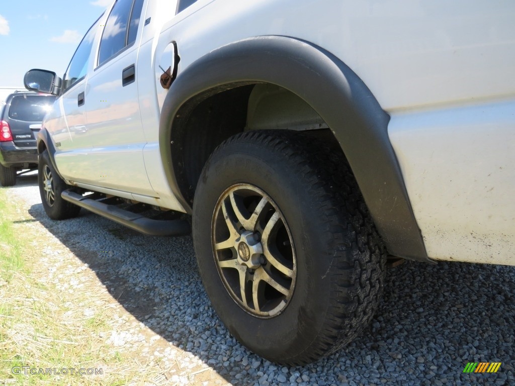 2004 S10 LS Crew Cab 4x4 - Summit White / Graphite photo #7
