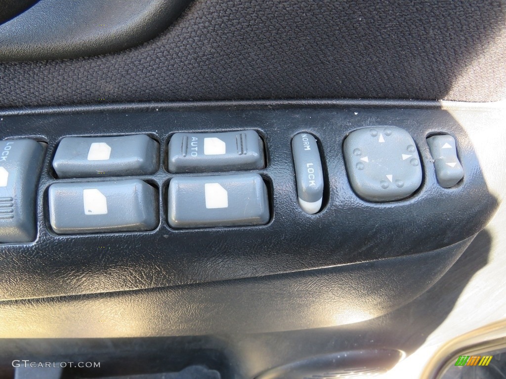2004 S10 LS Crew Cab 4x4 - Summit White / Graphite photo #13