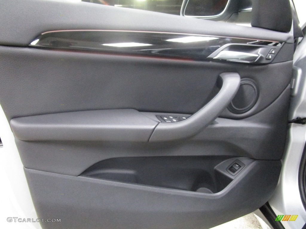 2018 X1 xDrive28i - Glacier Silver Metallic / Black photo #6