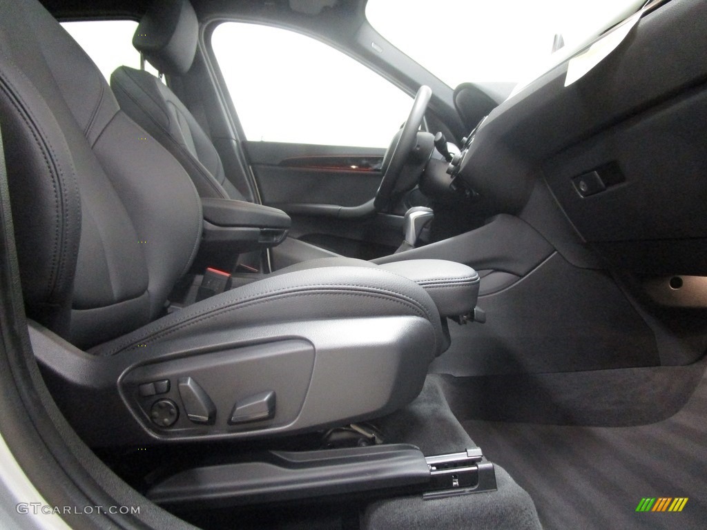 2018 X1 xDrive28i - Glacier Silver Metallic / Black photo #14