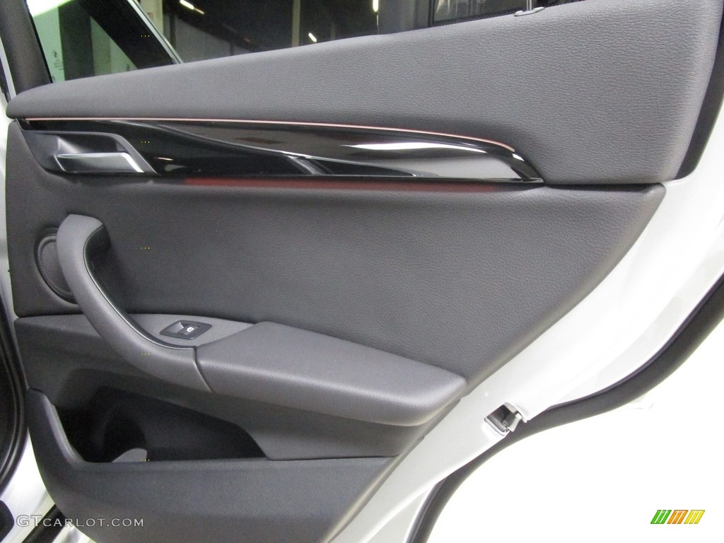 2018 X1 xDrive28i - Glacier Silver Metallic / Black photo #15