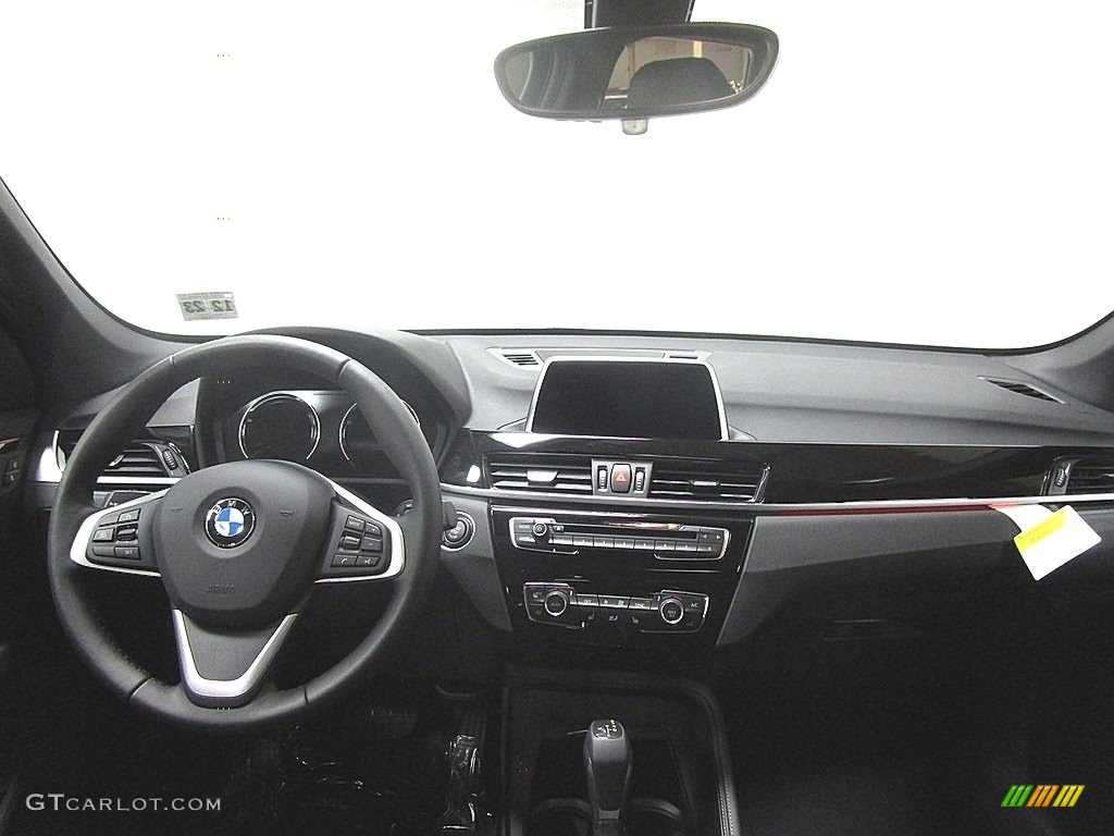 2018 X1 xDrive28i - Glacier Silver Metallic / Black photo #21