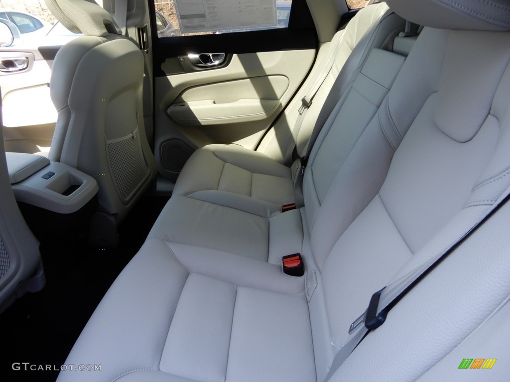 2019 Volvo XC60 T6 AWD Momentum Rear Seat Photo #132717388