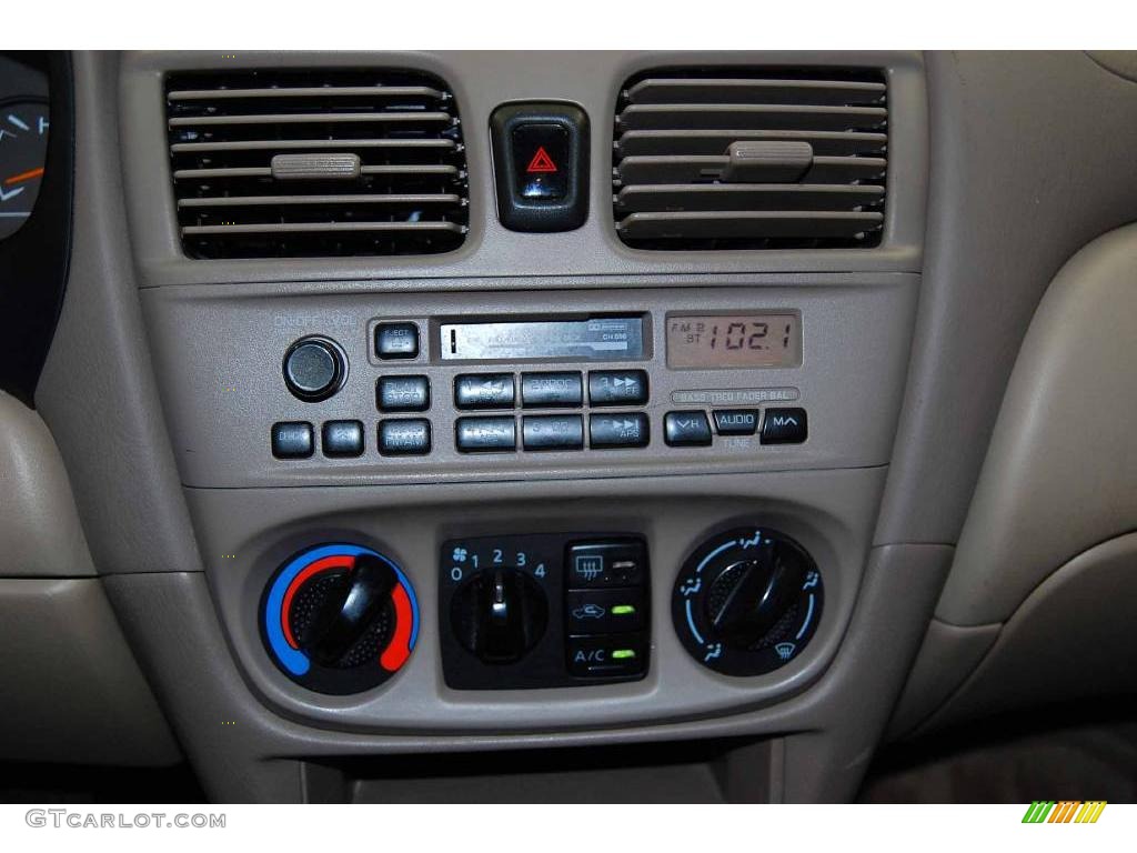 2001 Sentra XE - Avalanche White / Sand photo #19