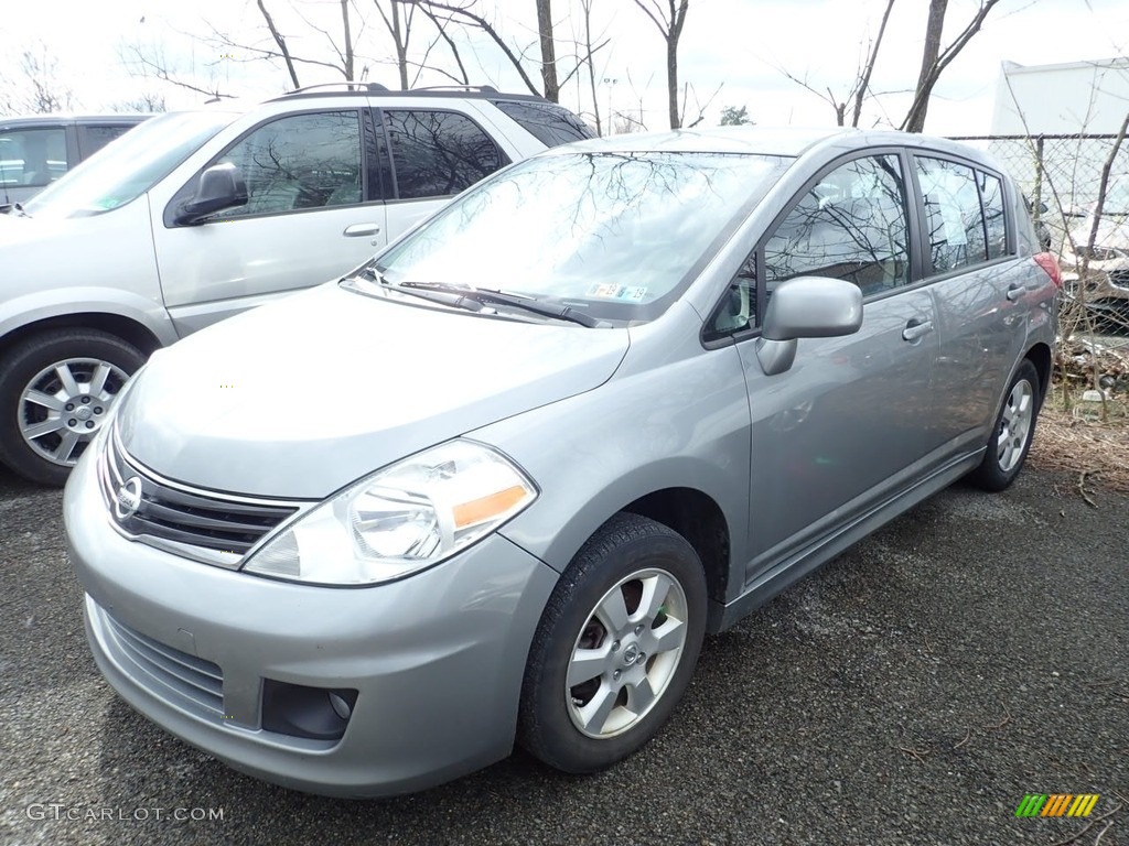 2011 Versa 1.8 SL Hatchback - Magnetic Gray Metallic / Charcoal photo #1