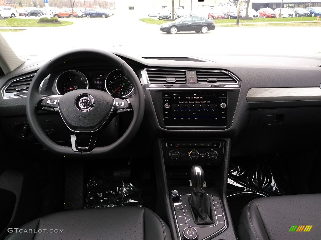 2019 Volkswagen Tiguan SE 4MOTION Titan Black Dashboard Photo #132802670