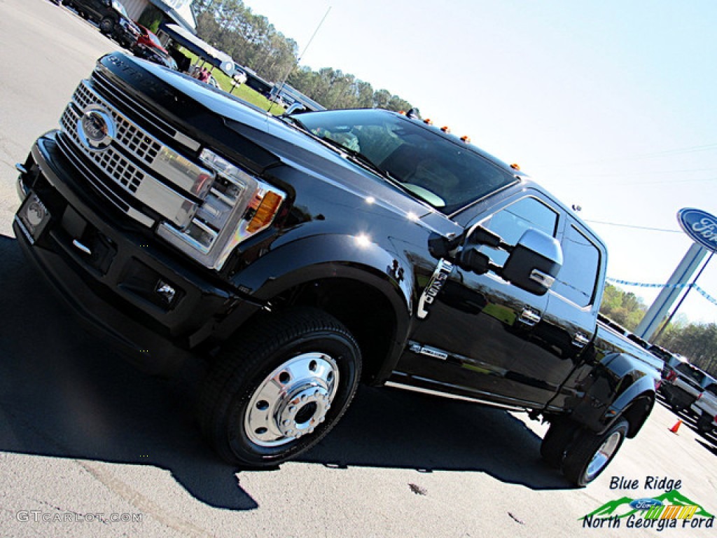 2019 F450 Super Duty Platinum Crew Cab 4x4 - Agate Black / Black photo #37