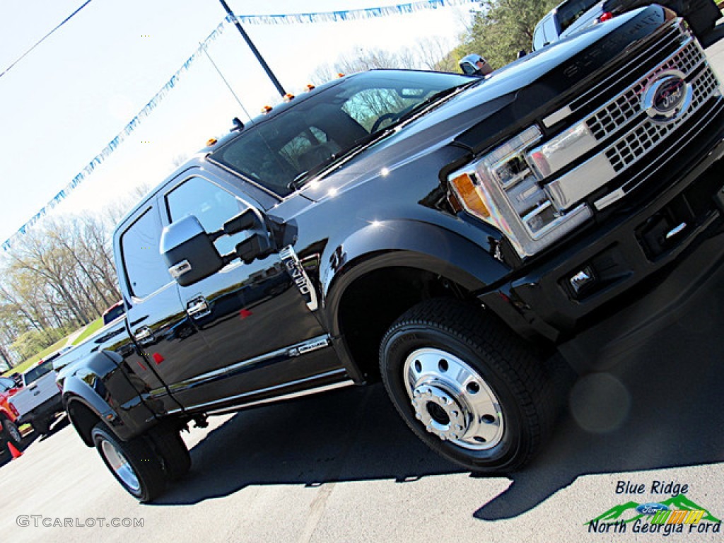 2019 F450 Super Duty Platinum Crew Cab 4x4 - Agate Black / Black photo #38