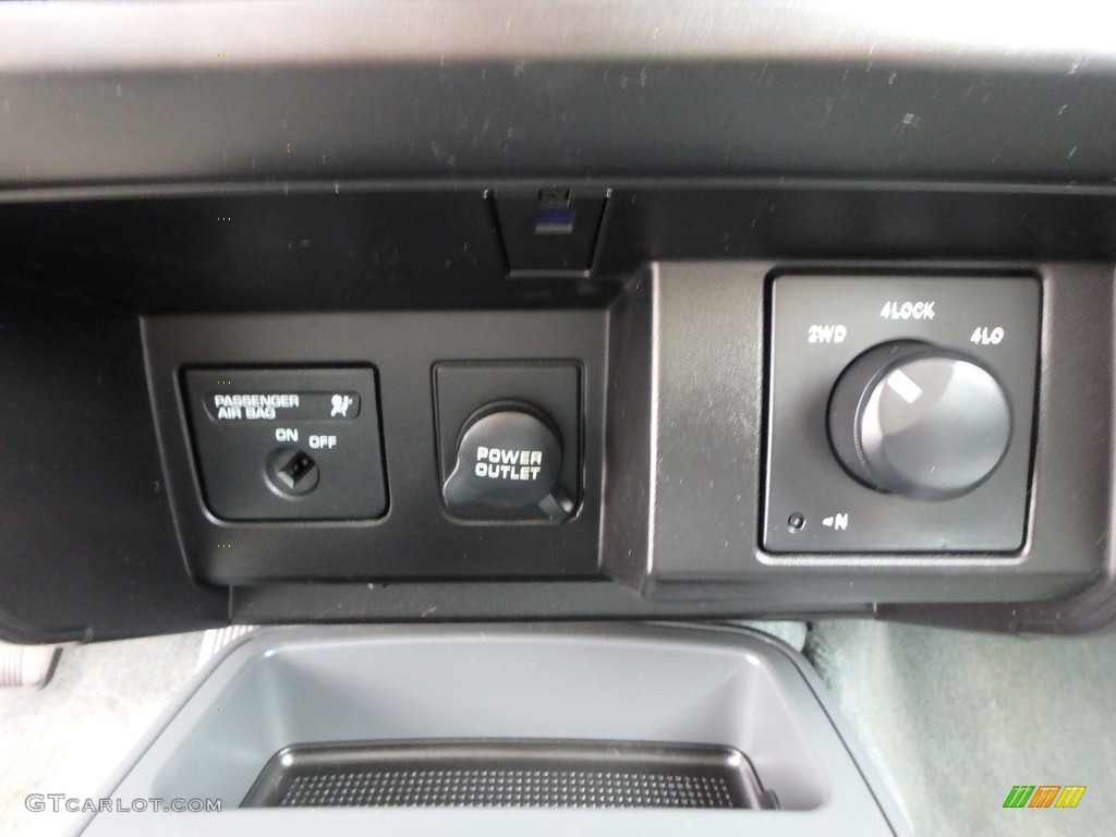 2005 Dakota ST Club Cab 4x4 - Bright White / Medium Slate Gray photo #18