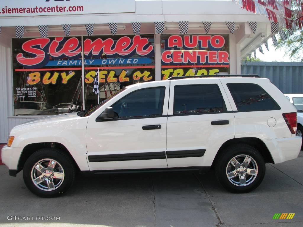 2005 Grand Cherokee Laredo 4x4 - Stone White / Medium Slate Gray photo #1