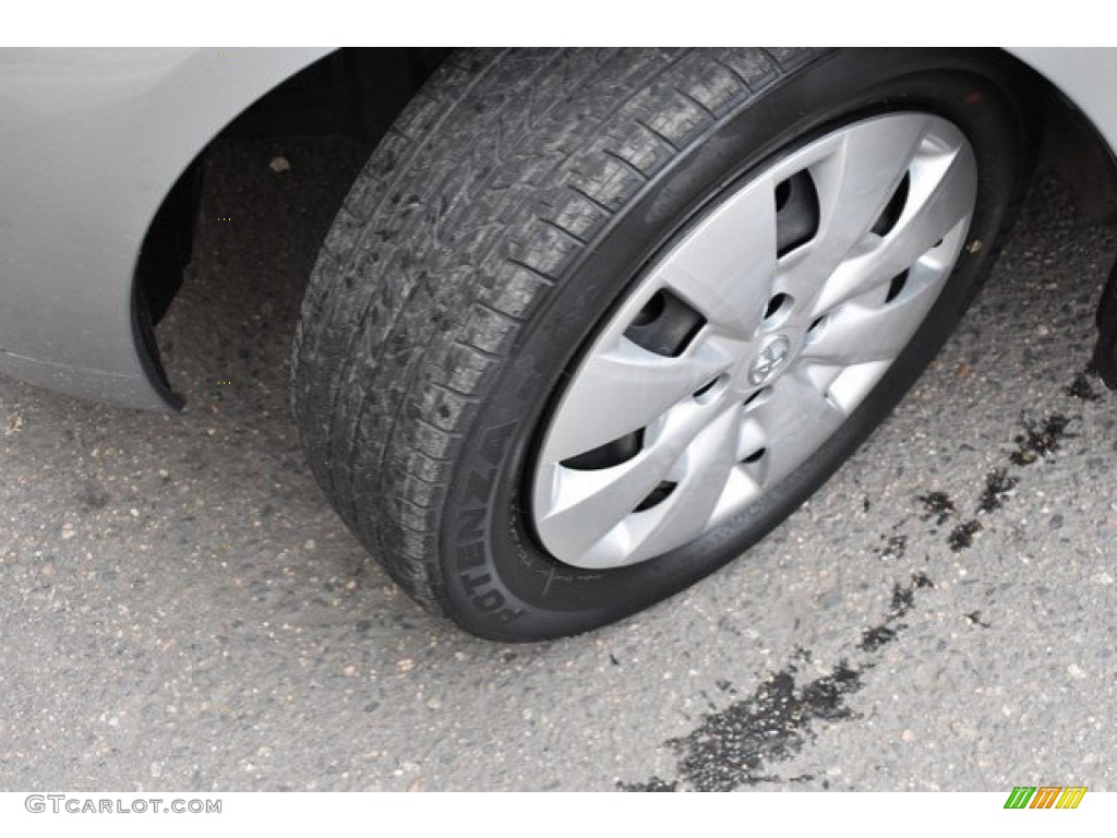 2011 Yaris 3 Door Liftback - Silver Streak Mica / Dark Charcoal photo #28