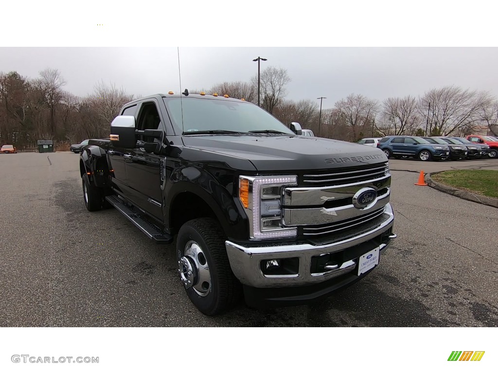 2019 F350 Super Duty Lariat Crew Cab 4x4 - Agate Black / Black photo #1