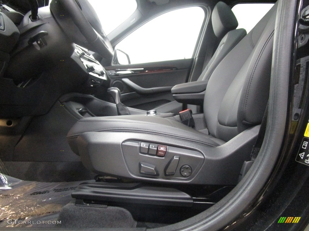 2018 X1 xDrive28i - Black Sapphire Metallic / Black photo #9