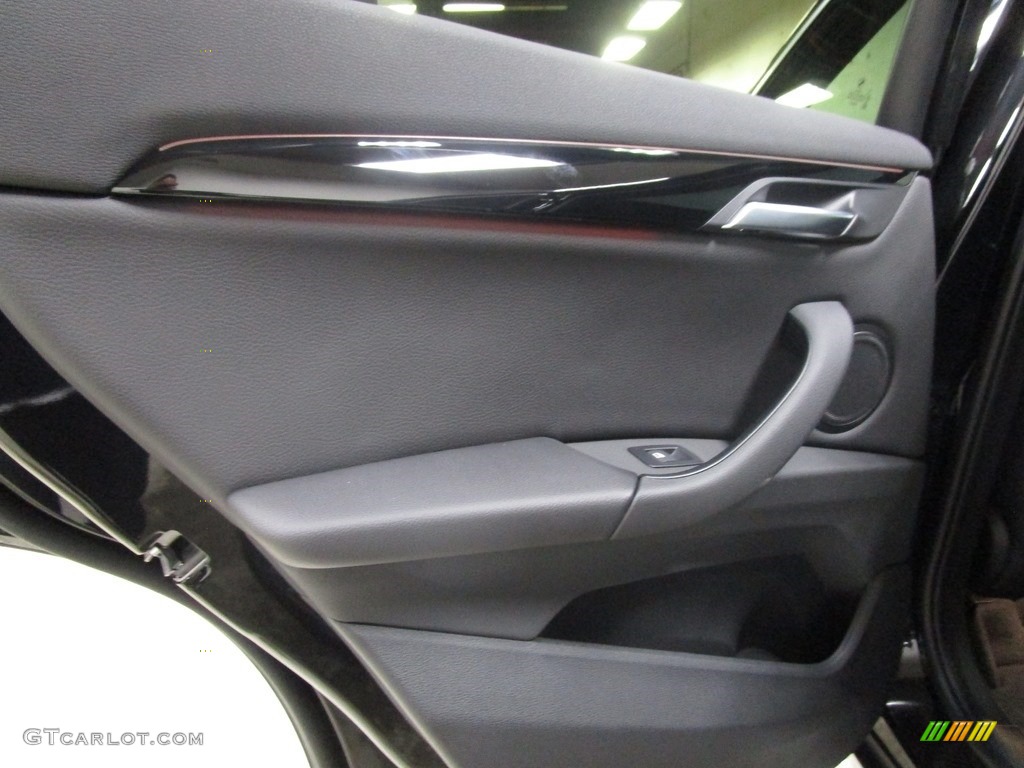 2018 X1 xDrive28i - Black Sapphire Metallic / Black photo #10