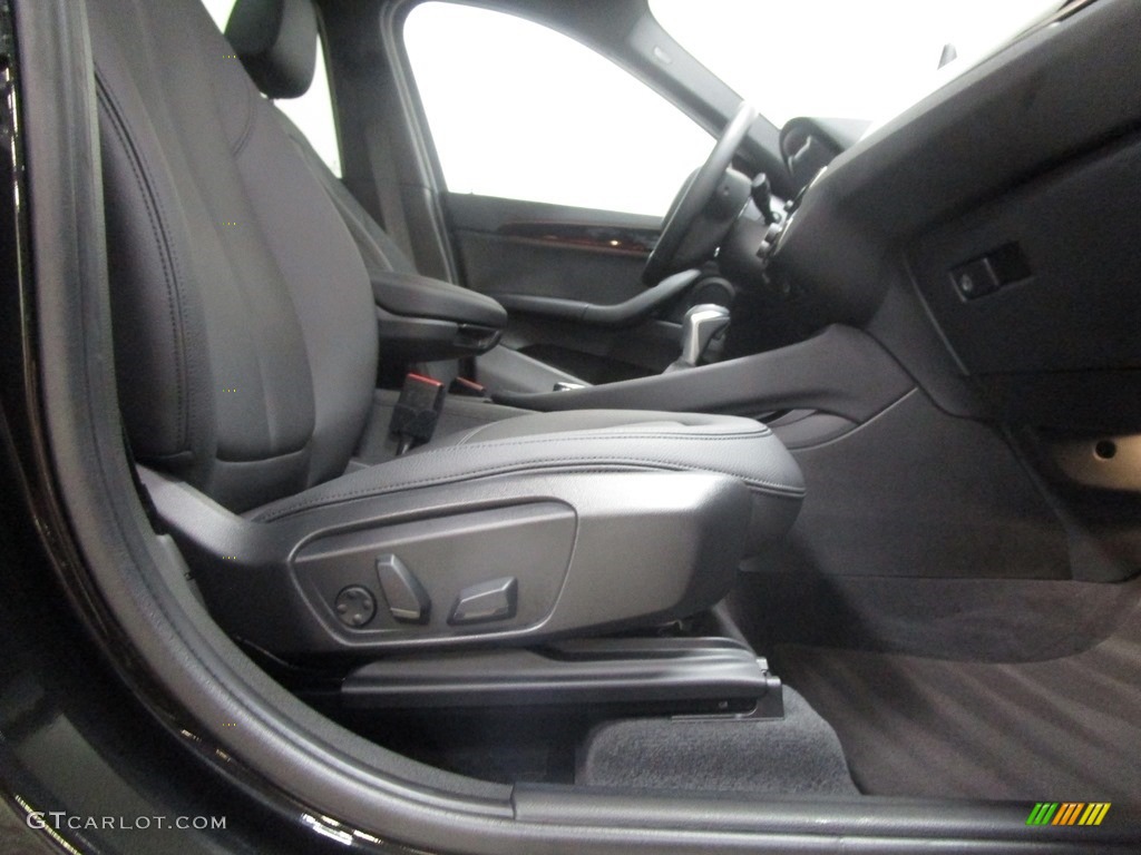2018 X1 xDrive28i - Black Sapphire Metallic / Black photo #15
