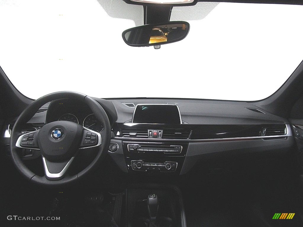 2018 X1 xDrive28i - Black Sapphire Metallic / Black photo #22