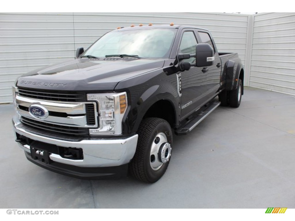 2019 F350 Super Duty XLT Crew Cab 4x4 - Agate Black / Earth Gray photo #4