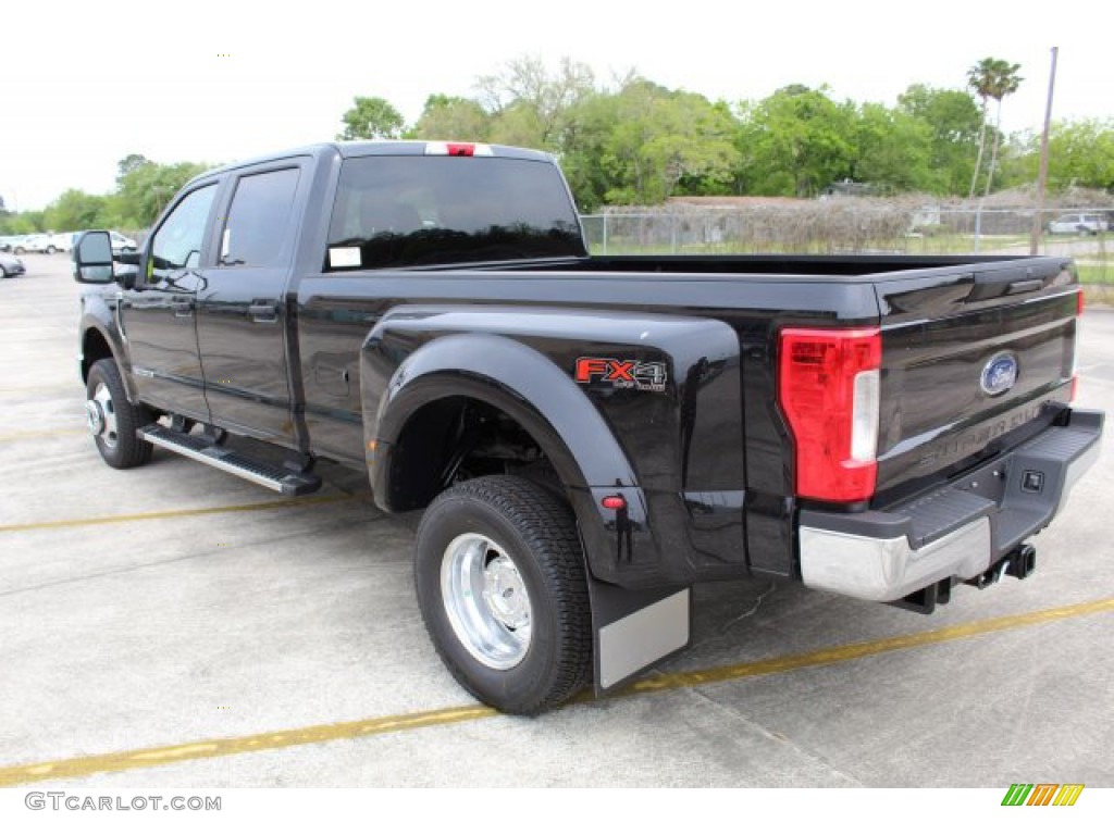 2019 F350 Super Duty XLT Crew Cab 4x4 - Agate Black / Earth Gray photo #6