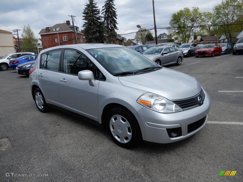 2008 Versa 1.8 S Hatchback - Brilliant Silver / Charcoal photo #1