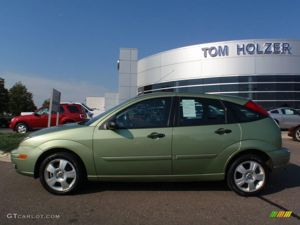 2007 Focus ZX5 SES Hatchback - Kiwi Green Metallic / Charcoal/Light Flint photo #2