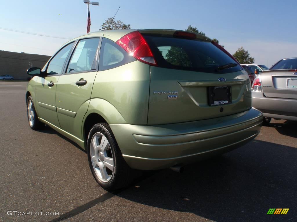 2007 Focus ZX5 SES Hatchback - Kiwi Green Metallic / Charcoal/Light Flint photo #3