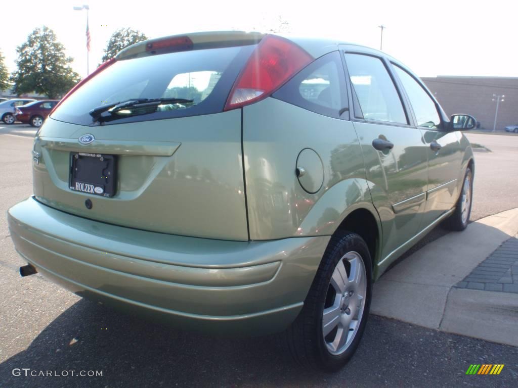 2007 Focus ZX5 SES Hatchback - Kiwi Green Metallic / Charcoal/Light Flint photo #5