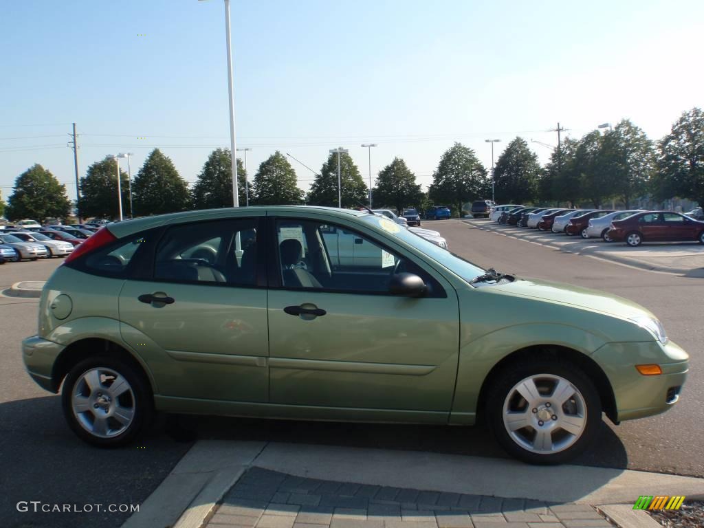2007 Focus ZX5 SES Hatchback - Kiwi Green Metallic / Charcoal/Light Flint photo #6