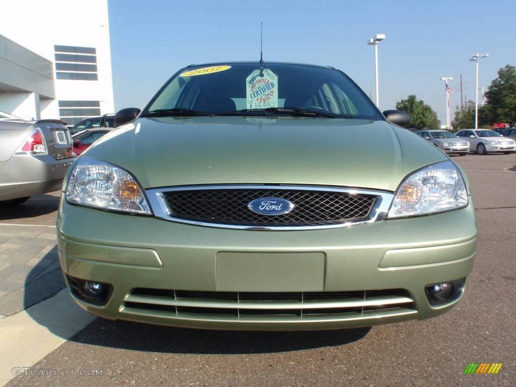 2007 Focus ZX5 SES Hatchback - Kiwi Green Metallic / Charcoal/Light Flint photo #8