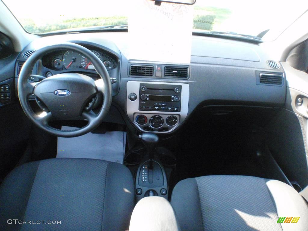 2007 Focus ZX5 SES Hatchback - Kiwi Green Metallic / Charcoal/Light Flint photo #10