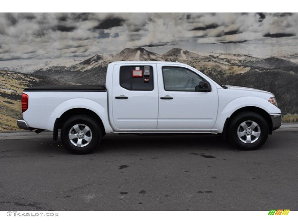 2011 Frontier SV Crew Cab 4x4 - Avalanche White / Beige photo #2