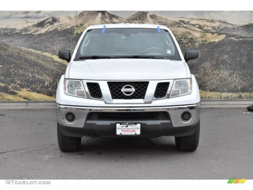 2011 Frontier SV Crew Cab 4x4 - Avalanche White / Beige photo #4
