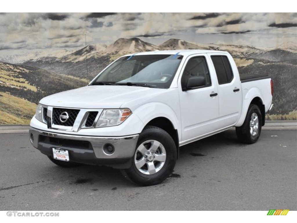 2011 Frontier SV Crew Cab 4x4 - Avalanche White / Beige photo #5