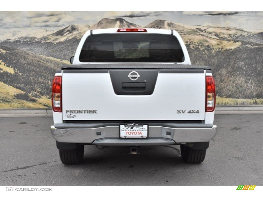 2011 Frontier SV Crew Cab 4x4 - Avalanche White / Beige photo #8