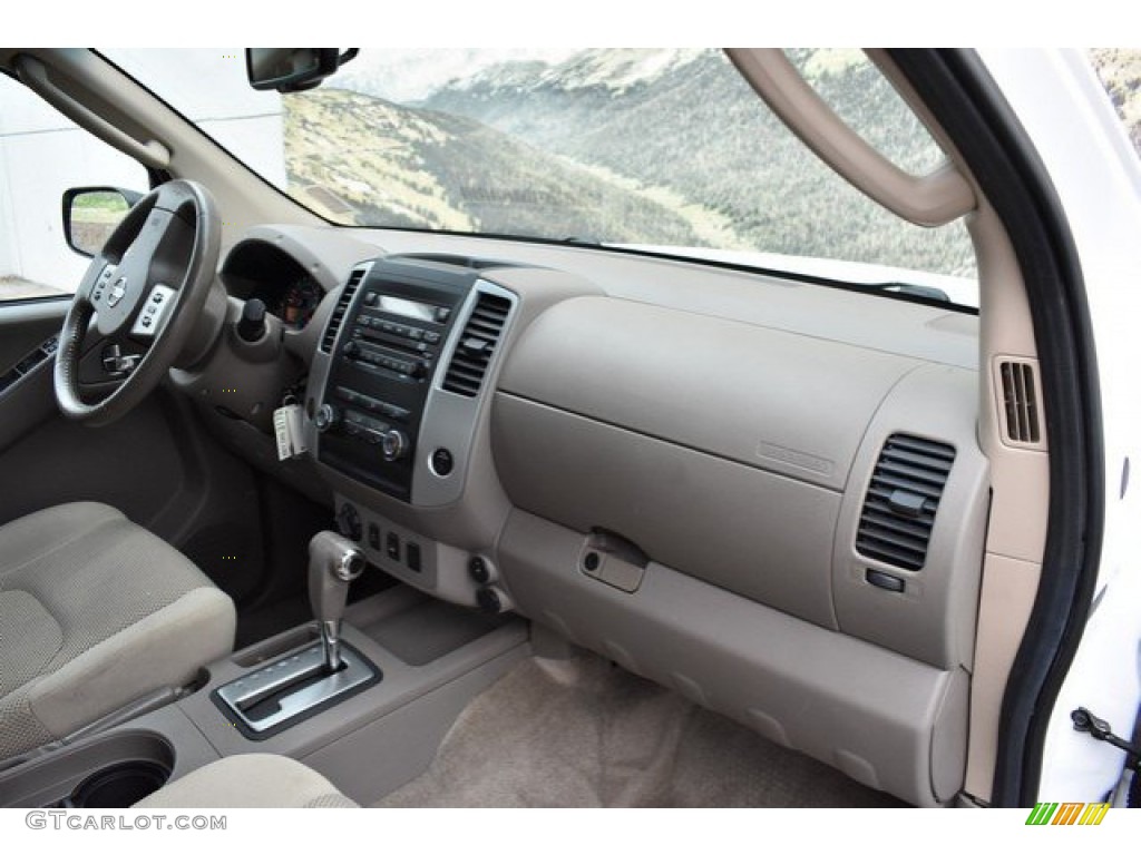 2011 Frontier SV Crew Cab 4x4 - Avalanche White / Beige photo #16