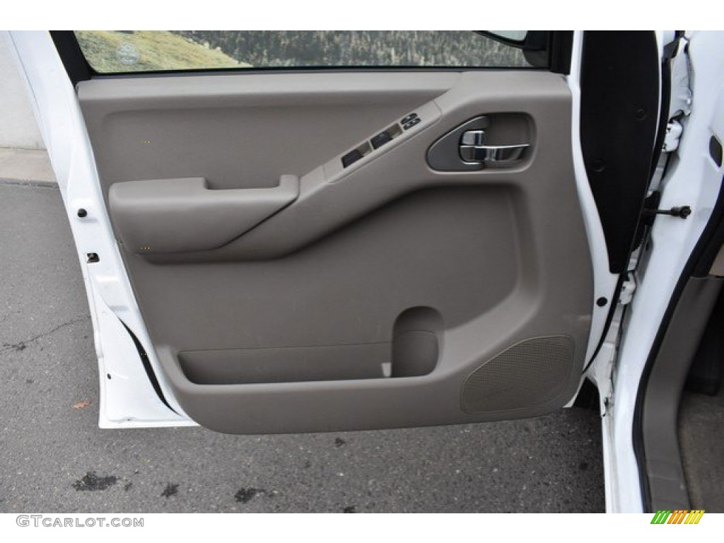 2011 Frontier SV Crew Cab 4x4 - Avalanche White / Beige photo #24