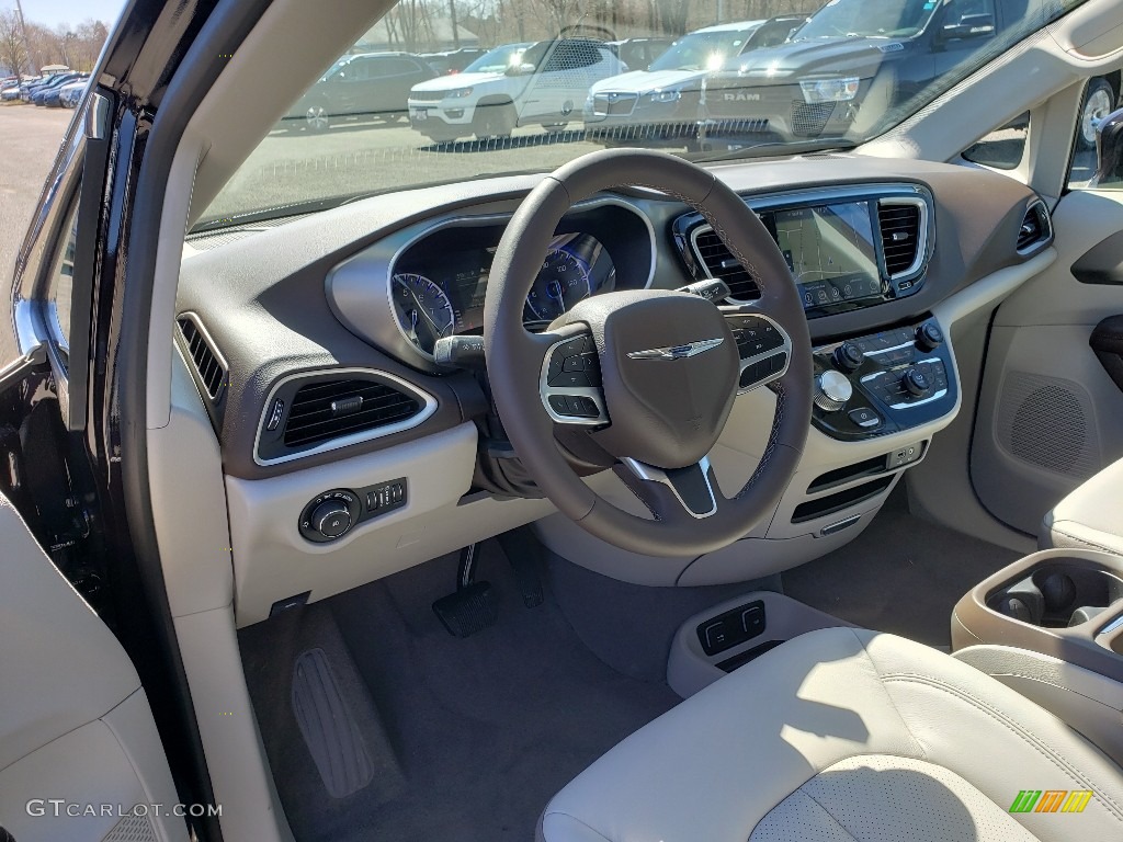 2019 Chrysler Pacifica Touring L Front Seat Photos