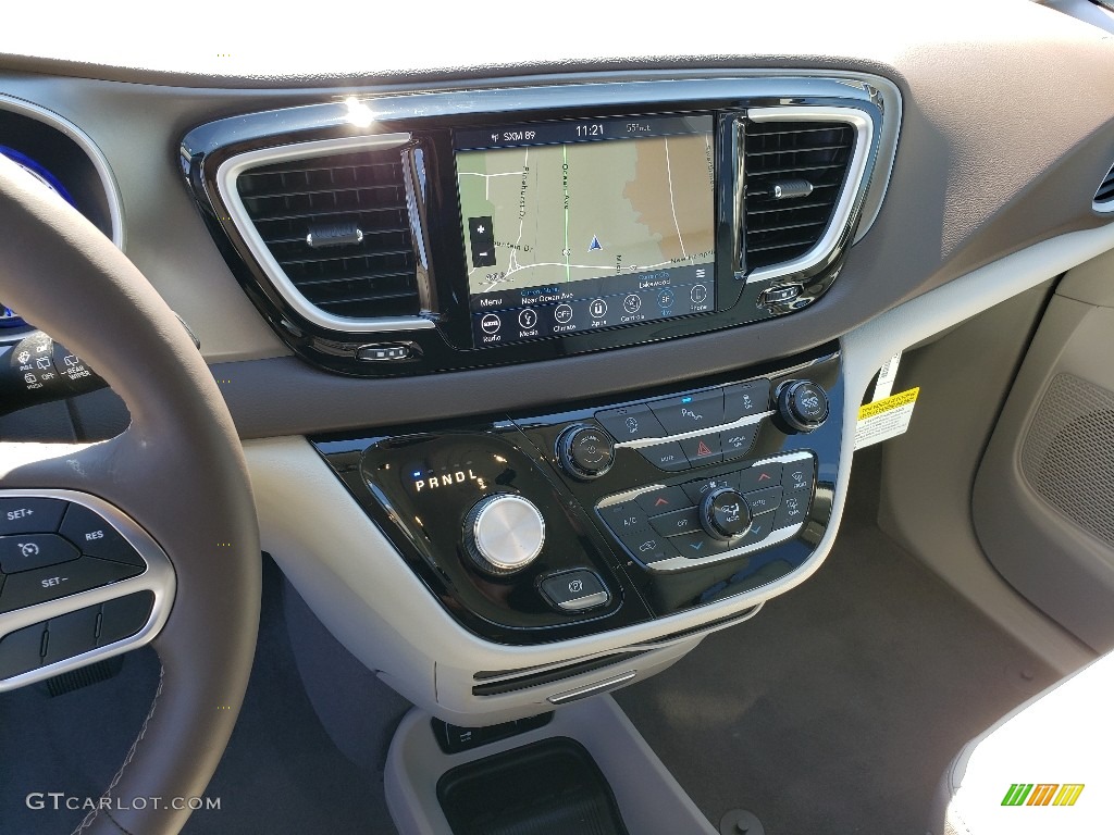 2019 Chrysler Pacifica Touring L Controls Photo #132967673