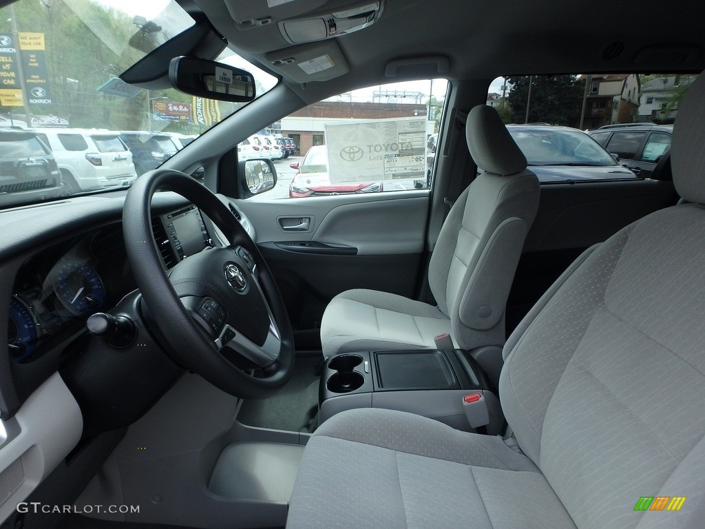 2019 Sienna LE AWD - Super White / Ash photo #6