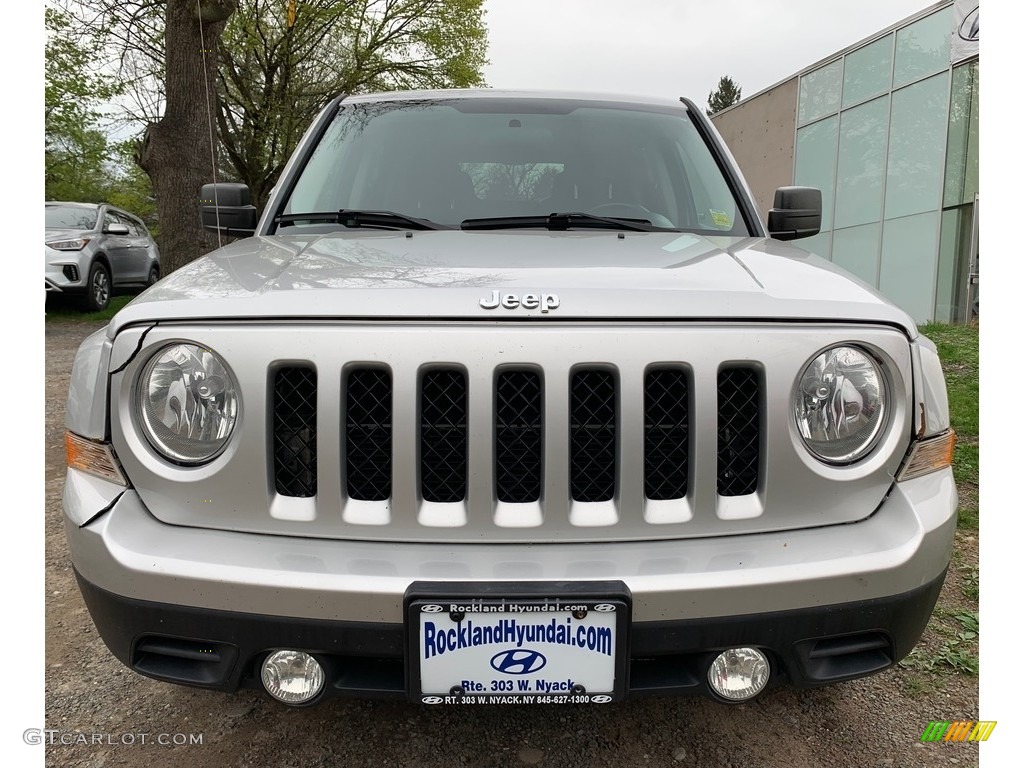 2011 Patriot Latitude 4x4 - Bright Silver Metallic / Dark Slate Gray/Light Pebble photo #2